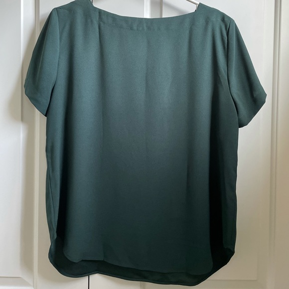 Elegant Ann Taylor Top - Picture 2 of 2